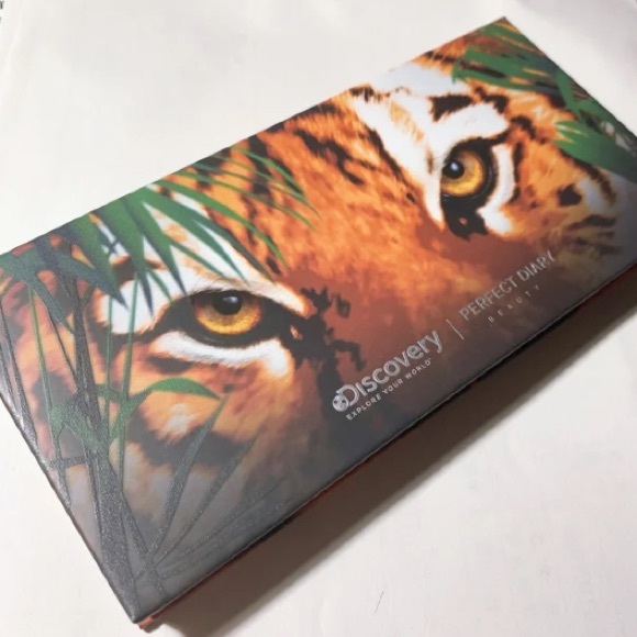 Pearlized Eyeshadow Matte Eye Shadow and brush - Picture 2 of 2